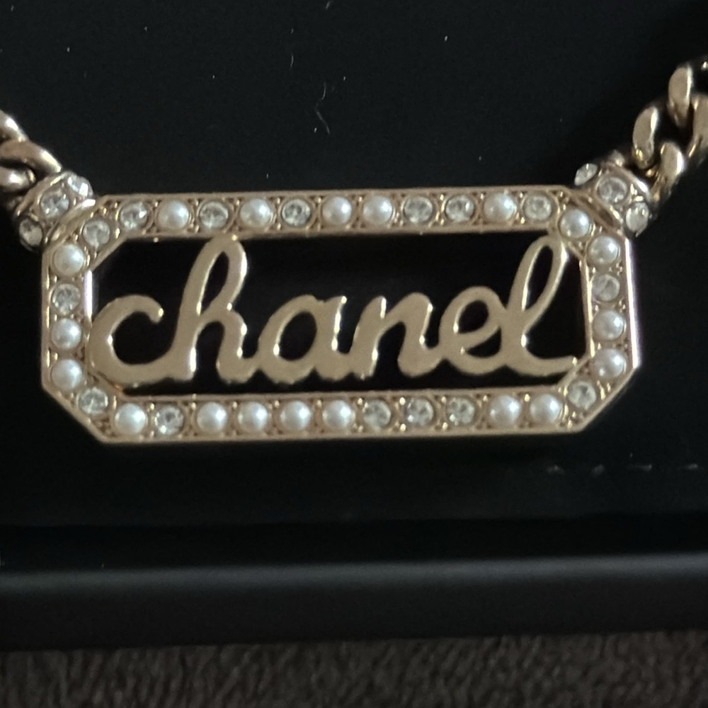 CHANEL excellent condition preloved metal crystal pearl logo necklace gold. - Picture 10 of 13